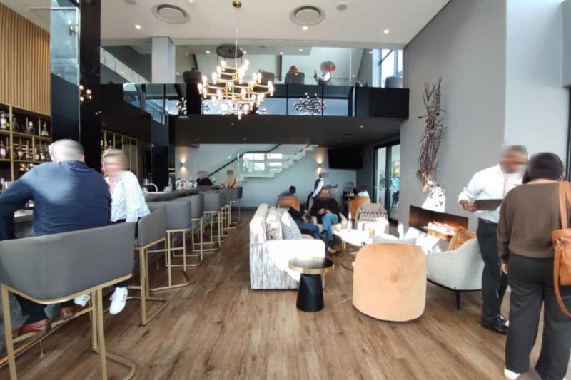 こちらの「The Bar」は外に面した開放的なつくりで、日中からにぎわっています。ゴルフ場とのアクセスも良く、ゴルフを楽しんだその足でバーに来ている方も多いようでした。