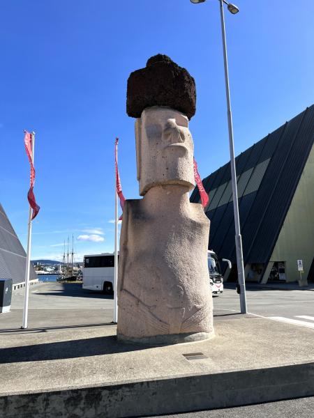 オスロのコンチキ号博物館前のモアイ像
