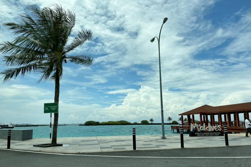 シンガポール経由で約17時間かけて、モルディブ・マーレ空港に到着