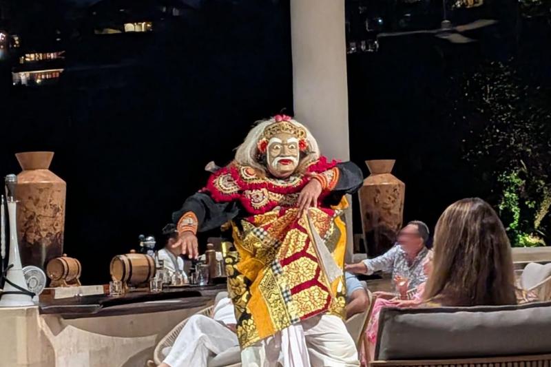 「Margapati（バリ語で「森の王」の意味）」は、野生の獣の力強さや勇敢さを表現する踊り