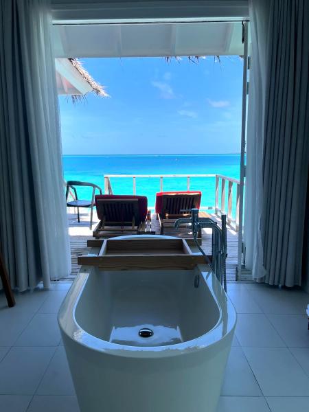 お部屋のバスタブからの海の景色