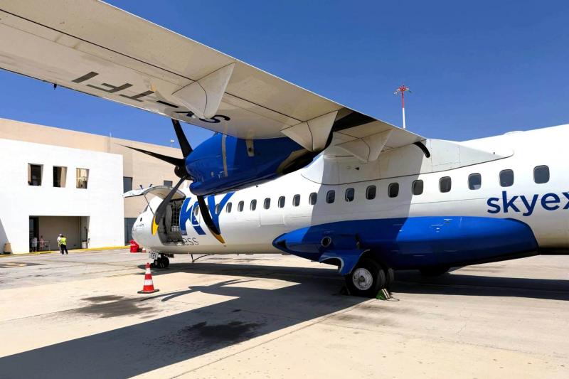 サントリーニ島からアテネまでは小型のかわいい飛行機で移動でした！