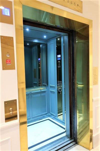 コンシェルジュデスクの奥には客室へ行くエレベーター