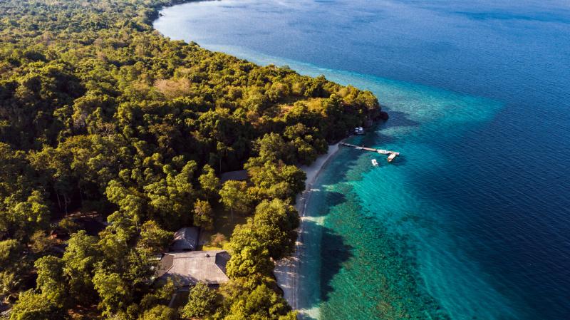アマンワナ（インドネシア）バリ島の東に位置する自然豊かなモヨ島にある唯一のリゾート。2021年1月からはバイアウト（貸切）専用のリゾートになりました。テントスタイルのお部屋に滞在しながら自然あふれるアクティビティをお楽しみいただけます。ご予約は8テント以上から。バリ島にあるアマンダリ、アマンキラなどと併せてアマン周遊の旅もおすすめです。
