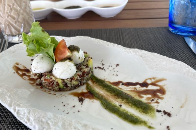 前菜の、トマトとチーズのサラダ
