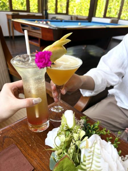 美味しいカクテルも飲み放題！ 乾杯！