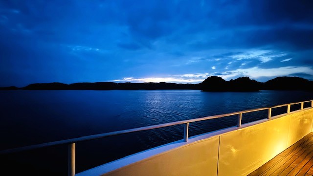 フォーシーズンズ エクスプローラー パラオ乗船中に見た、世界遺産ロックアイランドの夕景
