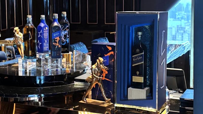 同じく最上階にある「デプス オブ ブルー ルーム（Depth of Blue Room）」。ブルーを基調としたバーで個室もありました