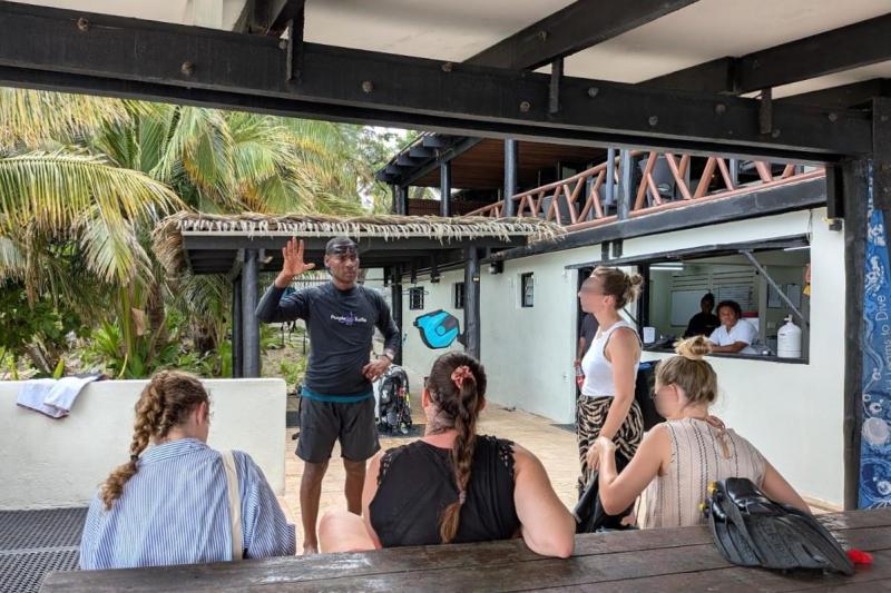 インストラクターによるブリーフィング中