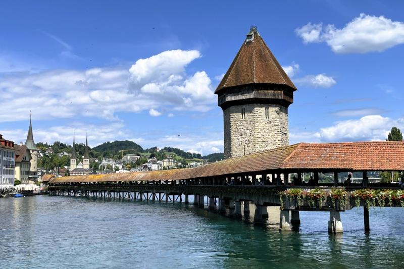 船旅でルツェルンに到着。「カペル橋の写真を必ず！」と妻よりLINEあり