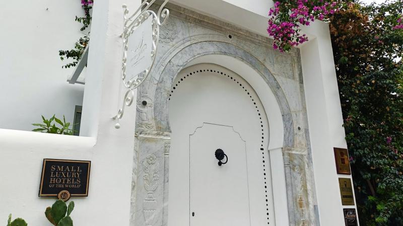 ブーゲンビリアと真っ白な入口です