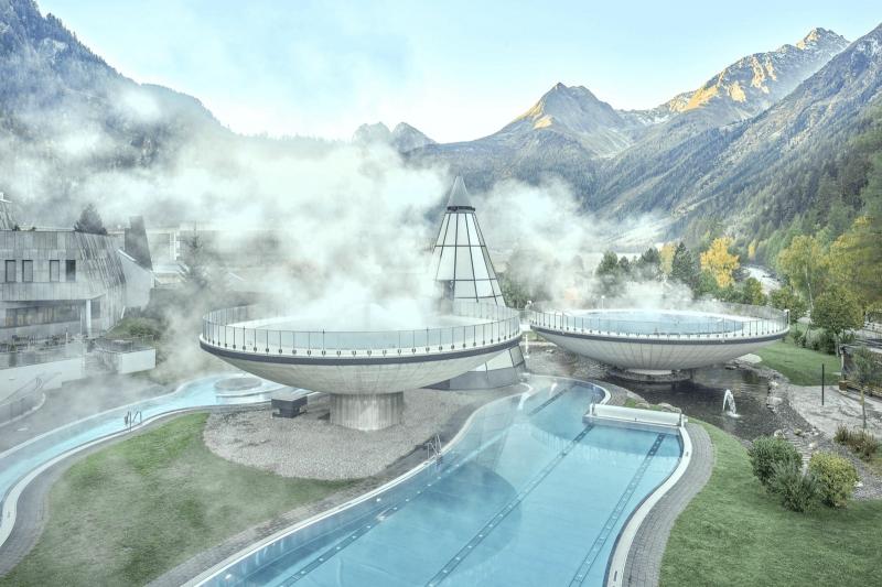 【アクア ドーム（オーストリア）】スイス＆オーストリア旅行等の組み合わせで大自然とスパ（温水プール）を見に行ってみたいです。この「アクアドーム（Aqua Dome）」はレストランのお料理もレベルが高いそうなのでお食事も楽しみです。雪の降る時期に行くと、スパからの眺めが、日本の雪見風呂のような感じで風情があっていいなあと思います。でも夏に大自然の中をサイクリングもいいですよね！ なかなか日本では味わえないような大自然の空気を感じたいなあと思います。