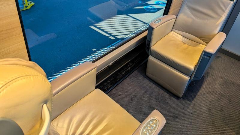 向かいあっているシートもあります