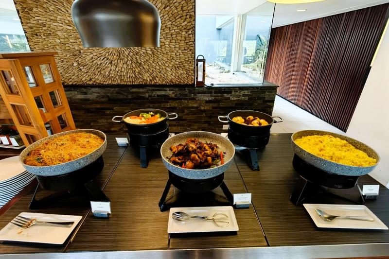 ビリヤニ（スパイスが効いた炊き込みご飯）やカレーのコーナー