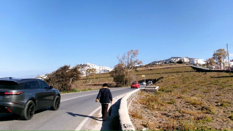 サントワインから帰る時に中々バスがこず…（サントリーニ島）