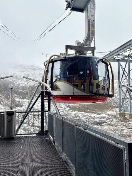 80名乗りの回転式ロープウェイのロッテルに乗り換え