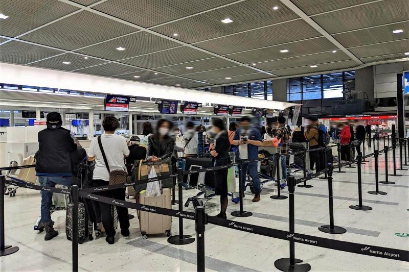 2022年11月、成田空港でのフィリピン航空のチェックインカウンター