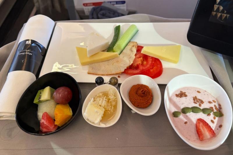 機内食はお盆に載せて運ばれてきます。見た目もきれいで美味