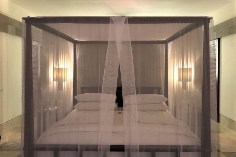夜の四柱式ベッドはロマンティック