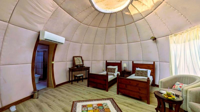 天井にガラス窓のある明るいお部屋