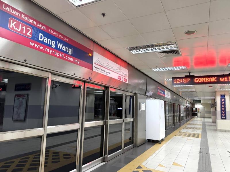 乗り換えで利用したダン ワンギ駅のホーム。転落防止扉もあり、安全で綺麗です
