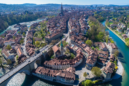 【ベルン】スイスの首都ベルン。その歴史は12世紀にまで遡り、景観を守るため赤茶色の屋根に統一されています。インターラーケンやグリンデルワルトへも行きやすく、アルプス観光の拠点として便利です。