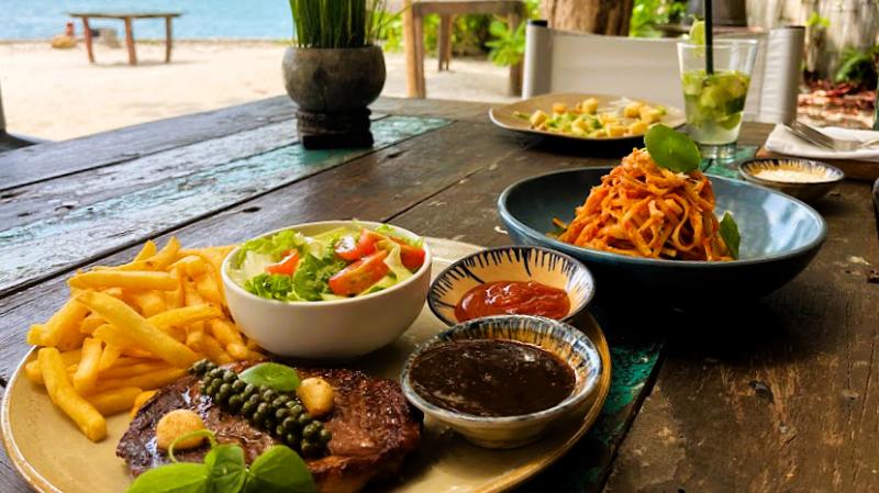ランチのパスタ、ステーキ