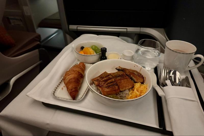  ビジネスクラス機内食で、鰻をチョイス