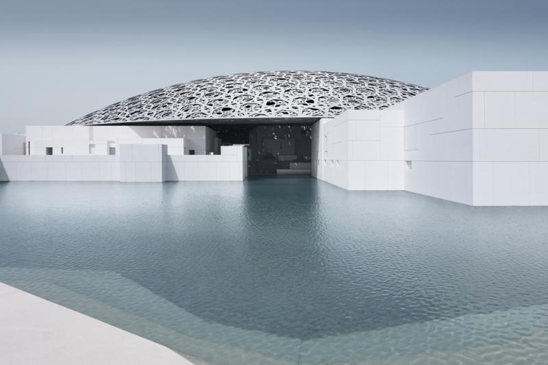 ルーブル・アブダビフランスの協働プロジェクトとして2017年にオープンしたアブダビのルーブル美術館。アブダビ湾に浮かぶロケーションに、網目状のドーム屋根を冠した白い建物が美しいです。フランスから貸与された作品を含み、数多くの有名作品を鑑賞できます。（Photo by Louvre Abu Dhabi, Photography: Mohamed Somji）
