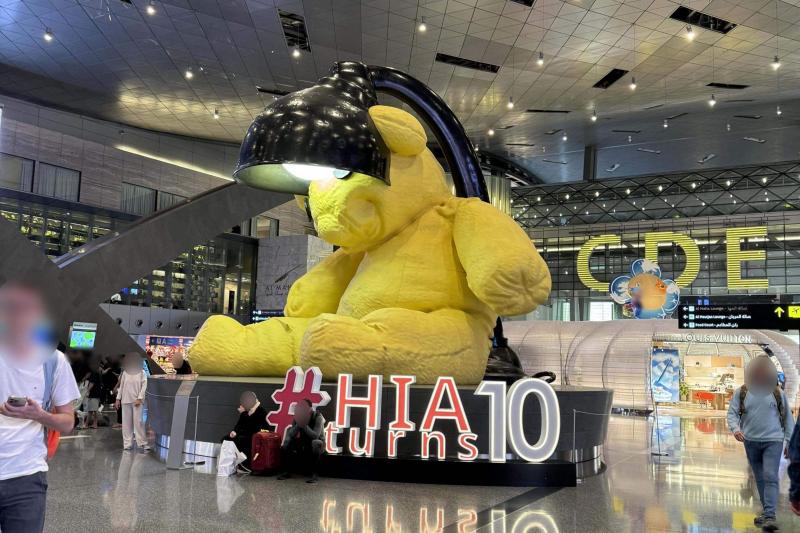 経由地のドーハ空港。大きなオブジェがお出迎え