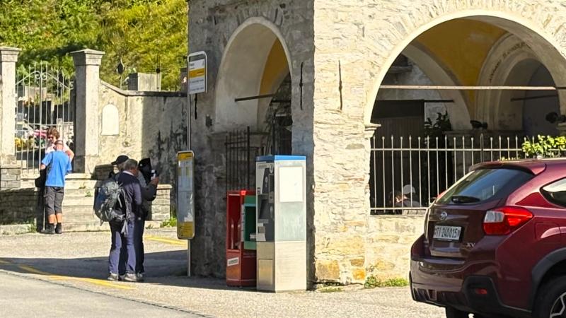 ラヴェルテッツォの復路側のバス停。みんな帰りの時刻表をチェックしてから出発！