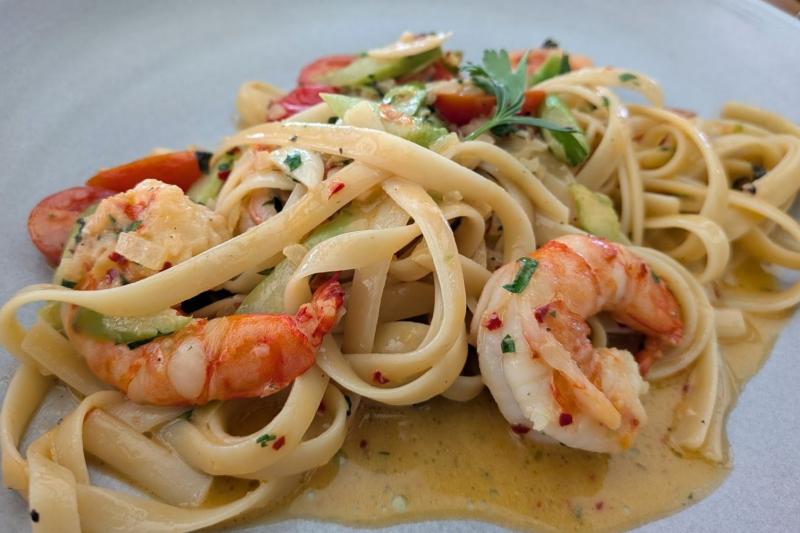 ピリッとした辛さがたまらない、大きな海老が入ったレモン風味のフィットチーネパスタ