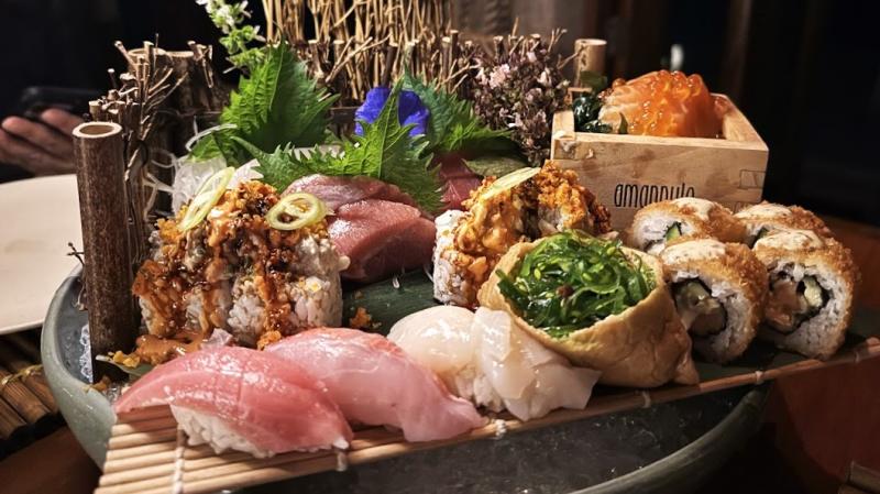 前菜で、お寿司やもりもりのお刺身盛り合わせをいただきました。鮮度抜群で身もぷりぷり！