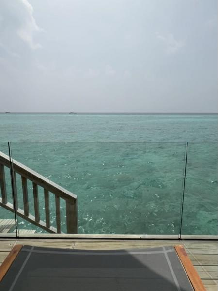 ヴィラからは見渡す限りの海！ 海のきれいさはもちろん、部屋から海に飛び込めば、すぐにたくさんの魚が泳いでいて感動しました。エイやベイビーシャークが普通に泳いでいたのにも驚きました。ハネムーンでゆったりと過ごすつもりが、毎日魚がいるポイントを探して泳ぎ回っていました（笑）。