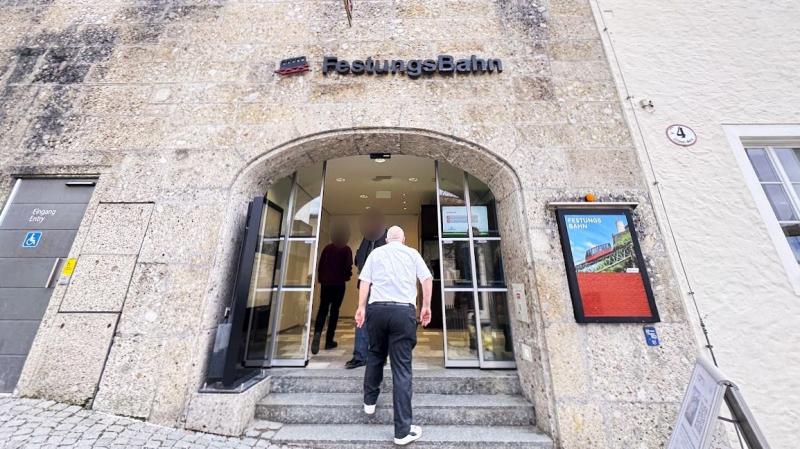 ケーブルカー乗り場