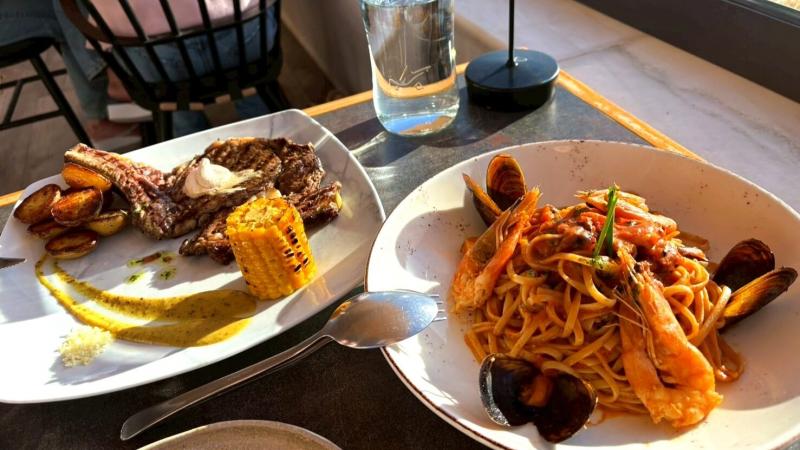 サントリーニ島イア地区のレストラン「サラミ」のパスタとステーキ。このパスタが美味しすぎた！