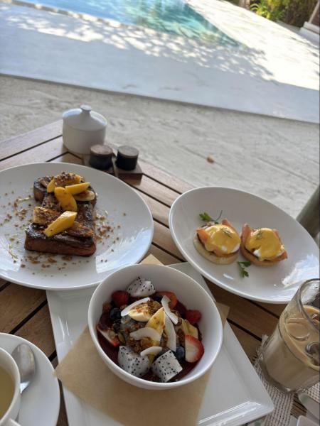 マンゴーのフレンチトースト、エッグロワイヤル、アサイー