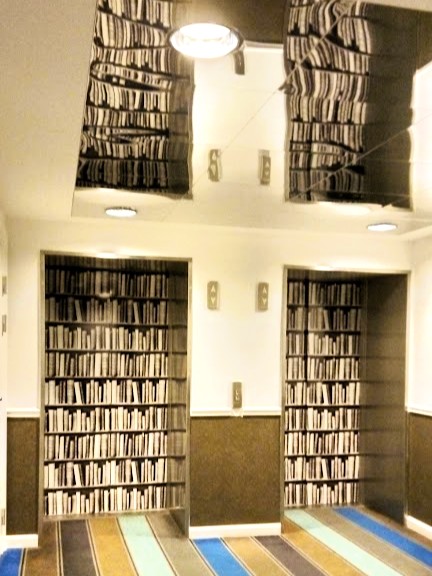 コペンハーゲンのホテルのエレベーターの扉のデザインが素敵