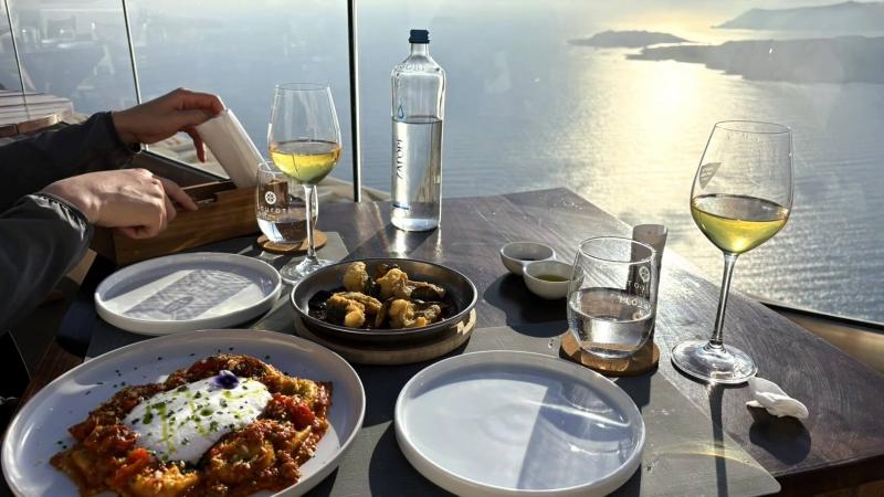 地中海を眺めながら食べたサントワインの料理は絶品でした（サントリーニ島）