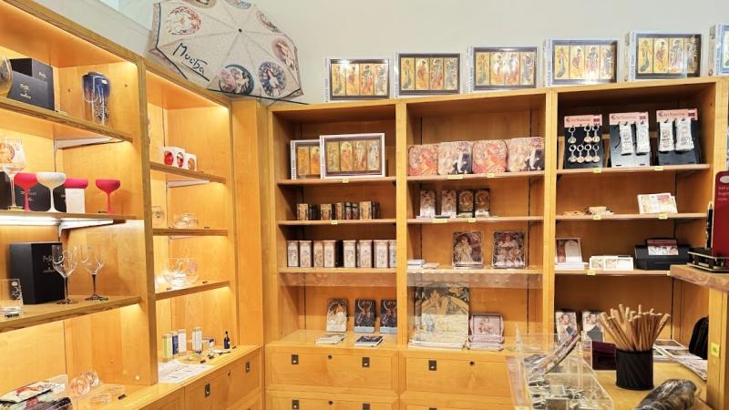 お土産屋さんもあります♪