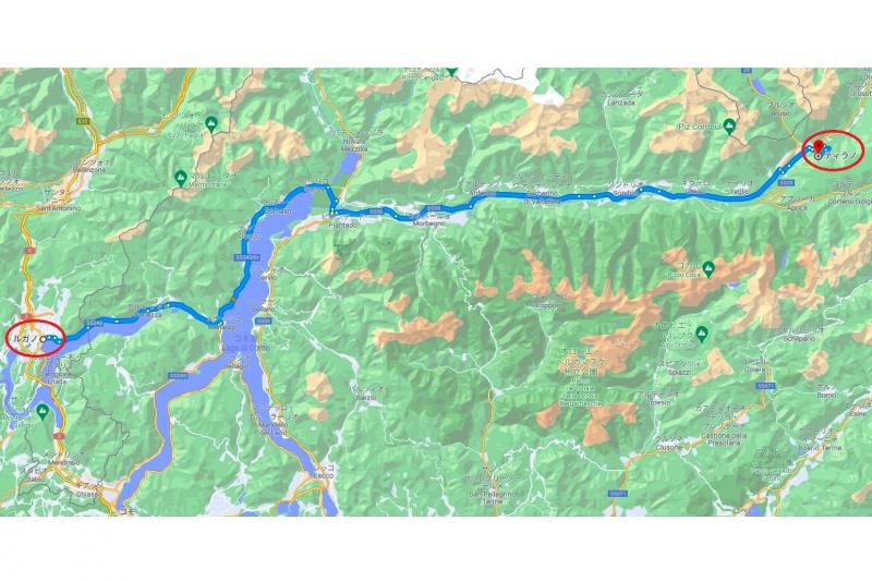 左下の赤い丸で囲ったところがルガーノ、右上の赤い丸で囲ったところがティラーノで、この2つを結ぶ青い線がベルニナ エクスプレス バスのルートです（©SwitzerlandTourism）。ベルニナ エクスプレス バスでは、主にスイスとイタリアにまたがる湖水地方を走り抜けていきます。毎日、午前にルガーノ発、午後にティラーノ発が運行しています（2023年9月時点）。所要時間は約3時間（トイレ休憩1回）です。