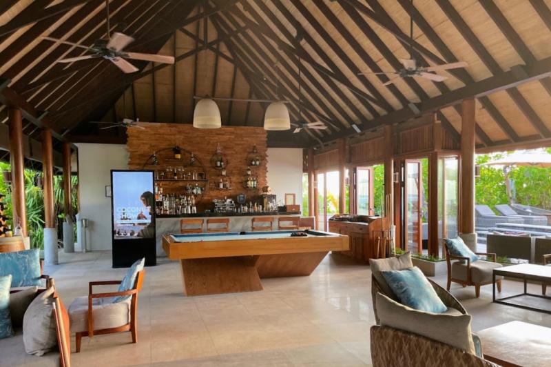 メインプール前のFanihandi Bar