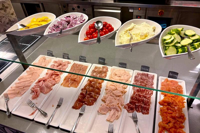 ハムやドライミートの種類も豊富