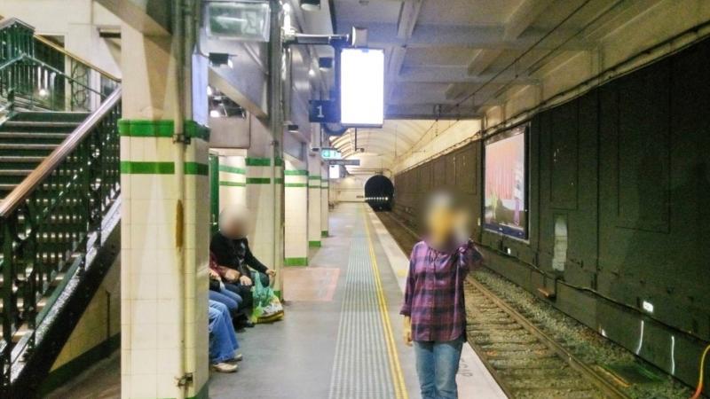 駅のホームにて