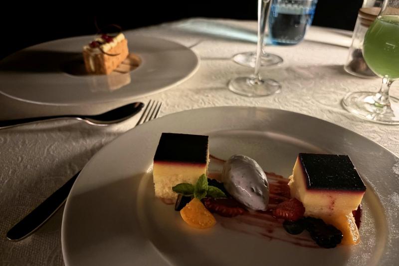 ザ ファルマにて。暗いのは海の上のテラスで食べているからです