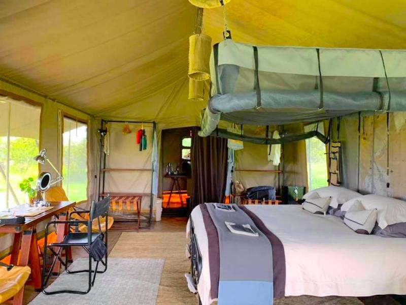 テント内部にはベッドにデスク、奥にはシャワーとお手洗いがあります