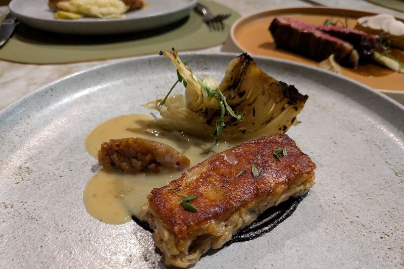 皮がカリカリに焼かれた子豚のお肉