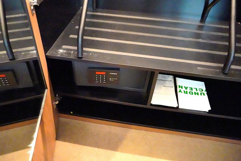 クローゼット内にはセキュリティボックスとランドリーバッグを設置