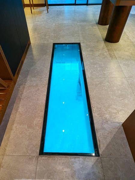 ガラス床。この下を泳いでみるのも楽しいですね