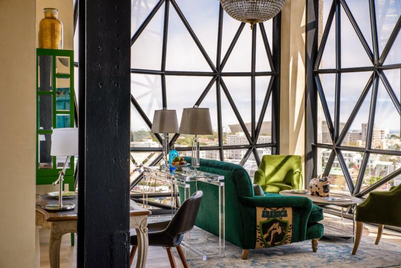 ザ サイロ ホテル（南アフリカ）ケープタウンのウォーターフロントに2017年オープンしたラグジュアリーなホテル。かつてのサイロ（大型穀物貯蔵庫）を再生した建物で、建物の外壁となるガラス窓が印象的な造りです。建物の下層階はアフリカのモダンアートのミュージアムとなっており、ケープタウンの街並を眼下に収める全28室の客室でも、ユニークな現代アフリカ美術のコレクションを鑑賞することができます。